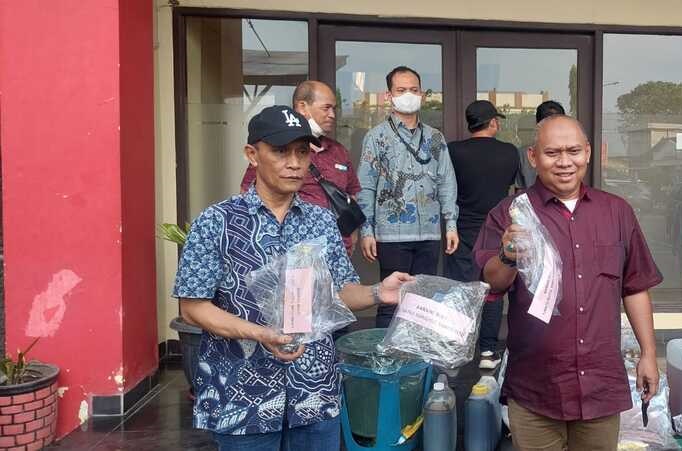 Anggota Tim Beguyur Bae Opsnal Ranmor Satreskrim Polrestabes menunjukkan barang bukti dari pelaku pengoplosan madu, pada gelar perkara di Polrestabes Palembang, Jumat (20/5/2022). (fornews.co/ist)