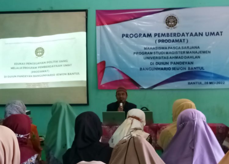 MAHASISWA UAD Yogya Berikan Edukasi Pencegahan Politik Uang kepada Warga Dusun Pandeyan, Sewon, Bantul, Sabtu (28/5/2022). (foto fornews.co/uad)