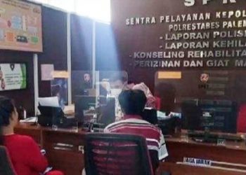 Korban inisial PT (13) didampingi keluarganya, saat melapor ke SPKT Polrestabes Palembang, Kamis (5/5/2022). (fornews.co/ist)