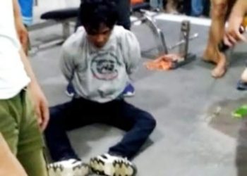 Pelaku perampokan driver taksi online di Palembang, seusai digagalkan warga Talang Kelapa dan dibawa ke Polsek Sukarami, Sabtu (14/5/2022) malam. (fornews.co/ist)