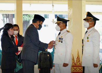 SRI Sultan secara resmi melantik Sumadi sebagai Wali Kota Yogya yang baru menggantikan Wali Kota yang sebelumnya dijabat oleh Haryadi Suyuti. (foto fornews.co/humas pemkot yogya