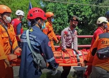 MAYAT tak dikenal saat dievakuasi petugas Banasarnas, BPBD, PMI dan Polisi. (foto fornews.co/polres sleman)