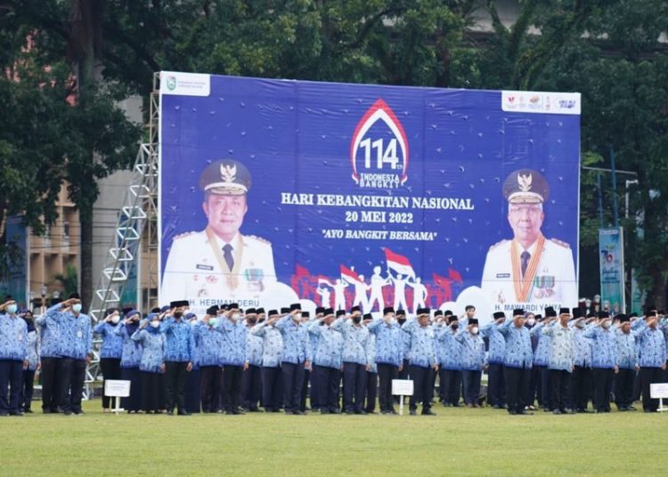 ASN di lingkungan Pemprov Sumsel saat mengikuti upacara Peringatan Harkitnas ke-114, di lapangan Kantor Gubernur Sumsel, Jumat (20/5/2022). (fornews.co/humas pemprov sumsel)