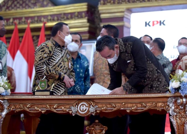 Plt Bupati Muba, Beni Hernedi, saat menandatangani fakta integritas Pemkab Muba bersama KPK RI, di Griya Agung, Kamis (19/5/2022). (fornews.co/humas pemkab muba)