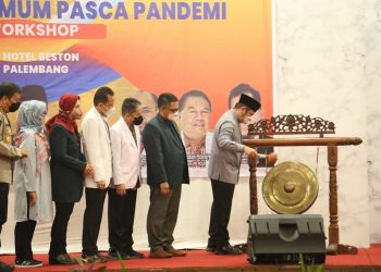 Gubernur Sumsel, Herman Deru memukul gong, pertanda dibukanya Pekan Ilmiah Tahunan (PIT) III Tahun 2022 PDUI, di Ballroom Hotel Beston, Sabtu (21/5/2022). (fornews.co/humas pemprov sumsel)