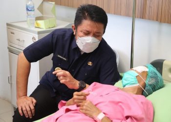 Gubernur Sumsel, Herman Deru berdialog dengan Kasri (60), warga Jalur 8 Banyuasin, yang baru operasi katarak gratis, di RS Khusus Mata Binar Provinsi Sumsel, Selasa (31/5/2022). (fornews.co/humas pemprov sumsel)