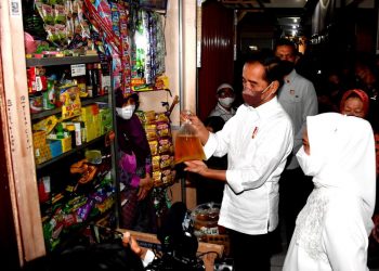 Presiden Jokowi saat mengecek stok dan harga minyak goreng curah di Pasar Muntilan, Magelang Sabtu (21/05/2022). (fornews.co/foto: BPMI Setpres/Rusman)