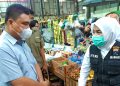 Wawako Palembang, Fitrianti Agustinda bersama BPOM Palembang saat melakukan sidak di Pasar 10 Ulu, Selasa (17/5/2022). (fornews.co/ist)