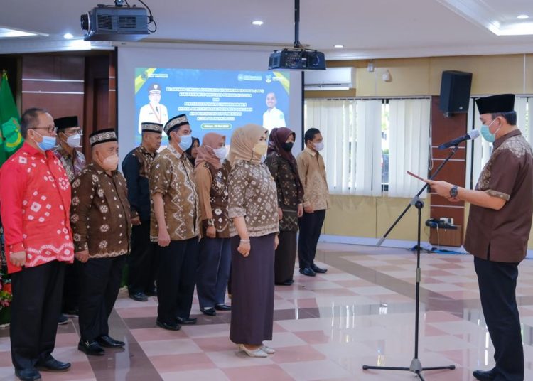 Plt Bupati Muba, Beni Hernedi saat melantik pengurus LKKS Muba periode 2022-2024, di Auditorium Pemkab Muba, Jumat (20/5/2022). (fornews.co/humas pemkab muba)