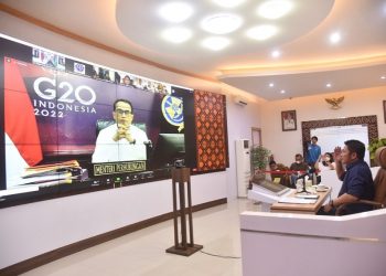 Menhub, Budi Karya Sumadi dan Gubernur Sumsel, Herman Deru, saat rapat koordinasi pembangunan Pelabuhan Tanjung Carat, melalui Video Conference di Command Center Kantor Gubernur Sumsel, Selasa (24/5/2022). (fornews.co/humas pemprov sumsel)  