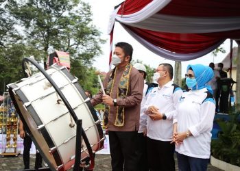 Gubernur Sumsel, Herman Deru melakukan pemukulan drum didampingi Ketua DPRD Sumsel RA Anita Noeringhati, pertanda dibukanya Kejuaraan Terbuka Gubernur Cup Sumsel, di Griya Agung, Sabtu (28/5/2022). (fornews.co/humas pemprov sumsel)