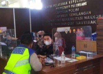 Anggota Polantas Polretabes Palembang, Briptu Nauval Yudhistira, saat melapor ke SPKT Polrestabes Palembang, Selasa (17/5/2022). (fornews.co/ist)