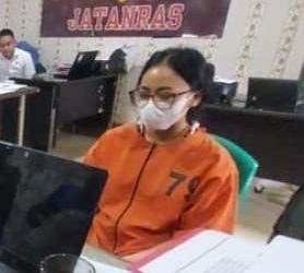 Tersangka investasi bodong, Radah Gladis Meychindi, usai diringkus anggota Unit 4 Subdit 3 Jatanras Polda Sumsel, Rabu (18/5/2022). (fornews.co/ist)