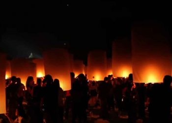 TRADISI pelepasan lampion menjadi pertanda telah ditutup rangkaian Hari Waisak di Candi Borobudur, Kabupaten Magelang, Jawa Tengah. (foto fornews.co/adam)