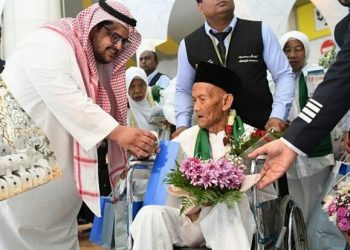 LANSIA asal Indonesia usia 130 tahun tiba di Bandara Internasional King Abdul Aziz. (foto fornews.co/saudi press agency