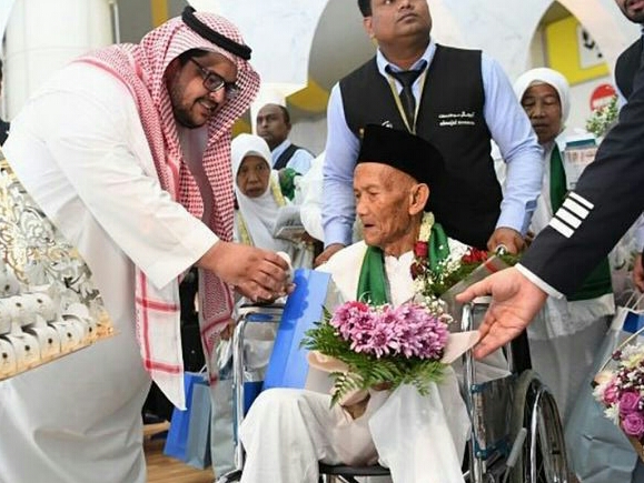 LANSIA asal Indonesia usia 130 tahun tiba di Bandara Internasional King Abdul Aziz. (foto fornews.co/saudi press agency