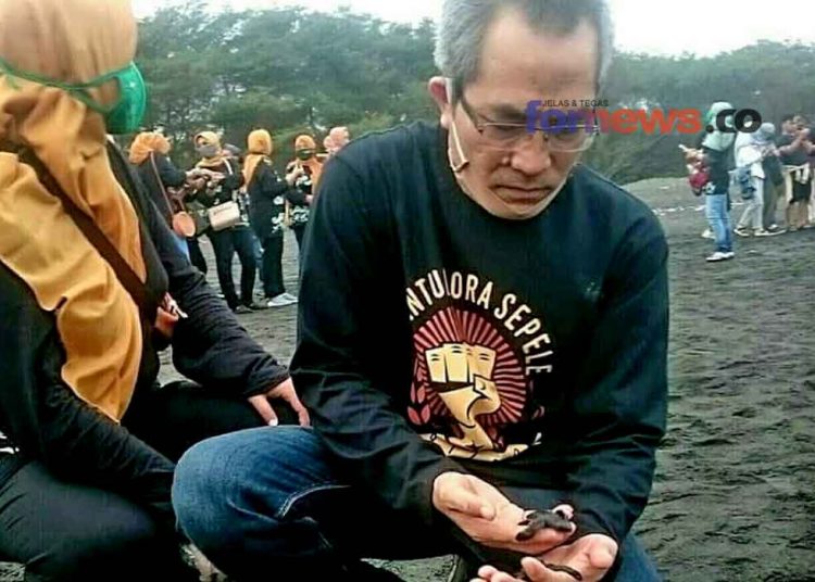 BUPATI Bantul H. Abdul Halim Muslih, saat melepas tukik di pantai Samas, Bantul, DIY. (foto fornews.co/adam)