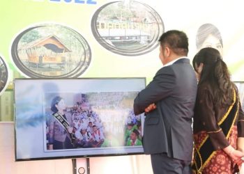 Gubernur Sumsel, Herman Deru, dan Duta Literasi Sumsel, Ratu Tenny Leriva, saat memandangi foto Almarhumah Percha Leanpuri, disela-sela peresmian Pojok Baca Percha Leanpuri, di Danau Shuji, Muara Enim, Sabtu (4/6/2022). (fornews.co/humas pemprov sumsel)