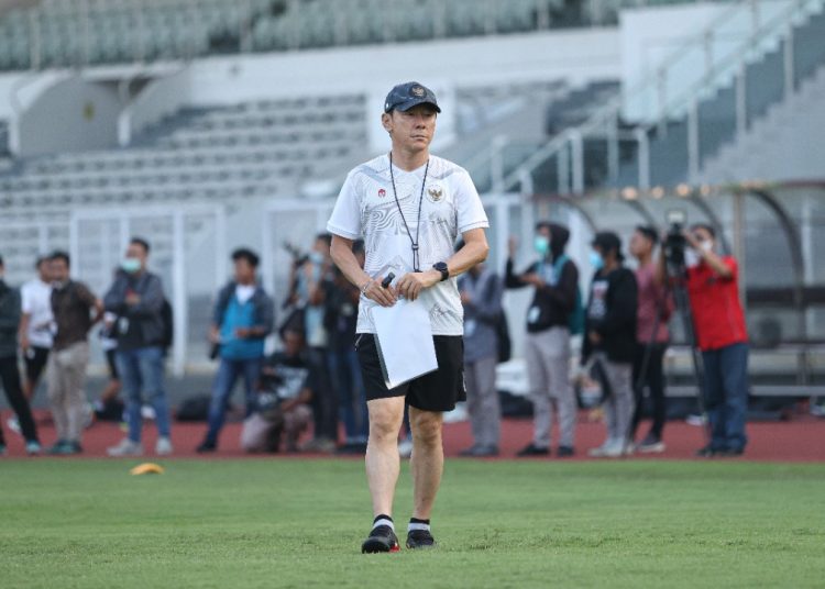 Pelatih Kepala Timnas Indonesia U-19, Shin Tae-yong, saat memantau pemain pada TC di Jakarta, Senin (20/6/2022) lalu. (fornews.co/pssi.org)