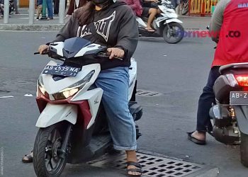 PENGENDARA motor di kawasan Malioboro di antaranya terlihat memakai sandal jenis lain sandal jepit. (foto fornews.co/adam)