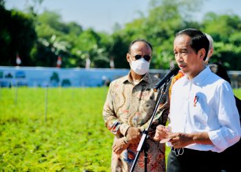 Presiden Jokowi memberi keterangan pers usai Peresmian Persemaian Rumpin, Peluncuran Rehabilitasi Mangrove, dan World Mangrove Center di Persemaian Rumpin, Kabupaten Bogor, Jumat (10/06/2022). (fornews.co/foto: BPMI Setpres/Laily Rachev)