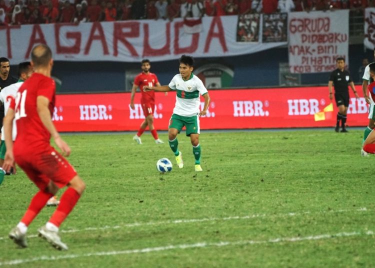 Pemain Timnas Indonesia, Witan Sulaeman, saat menguasai bola dihadapan pemin Yordania, pada partai kedua Grup A penyisihan Piala Asia 2023, di Stadion Jaber Al-Ahmad International, Kuwait, pada Sabtu (11/6/2022) malam waktu setempat. (fornews.co/pssi.org)