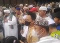 Habib M Mahdi saat melakukan aksi bersama ratusan massa aksi damai di depan Resto and Bar Holywings Palembang, Rabu (29/6/2022). (fornews.co/ist)