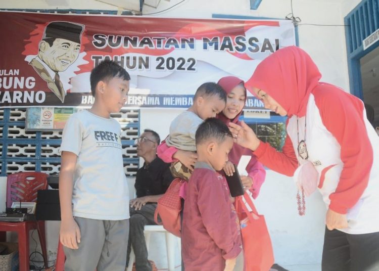 Anggota Fraksi PDI Perjuangan DPRD Sumsel, Tina Melinda, saat memberikan bingkisan pada anak-anak usai dikhitan di klinik Siti Rahma PKBI Cabang OKU Kelurahan Sekar Jaya, Sabtu (25/6/2022). (fornews.co/ist)