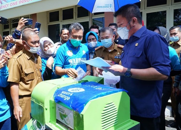 Gubernur Sumsel, Herman Deru saat memeriksa arsip yang akan dimusnahkan di halaman Kantor Dinas Kearsipan Sumsel, Senin (27/6/2022). (fornews.co/humas pemprov sumsel)