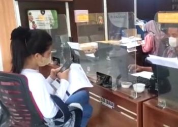 Korban KDRT, Iren Darmeli (17), saat melapor ke ke SPKT Polrestabes Palembang, Selasa (7/6/2022). (fornews.co/ist)