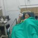 Korban, Ansori Fauzi (41) mendapat perawatan di RS Pusri usai ditikam rekan sendiri, di Halte samping Perum Kedamaian, Sabtu (4/6/2022). (fornews.co/ist)