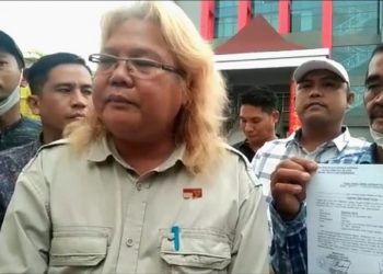 Keluarga korban Ari Putra dan Kuasa Hukum usai melaporkan tindak pidana umum dugaan penganiayaan ke SPKT Polda Sumsel, Rabu (29/6/2022) kemarin. (fornews.co/ist)