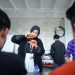 Salah satu peserta barista perempuan menunjukkan skillnya membuat ragam Latte Art di Kafe Kopi Darat, Jalan Puncak Sekuning, Jumat (24/6/2022). (fornews.co/ist)