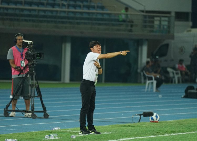 Pelatih Kepala Timnas Indonesia, Shin Tae-yong, saat memberikan instruksi pada anak asuhnya, saat berhadapan Kuwait pada laga perdana Grup A Kualifikasi Piala Asia 2023 di Stadion Internasional Jaber Al-Ahmad, Kuwait, Rabu (8/6/2022) malam. (fornews.co/pssi.org)