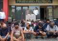 Sebanyak 28 orang diduga tersangka judi sabung ayam di arena perjudian Sabung Ayam Jalan Kapten Abdullah, saat ungkap kasus di Polrestabes Palembang, Senin (20/6/2022). (fornews.co/ist)