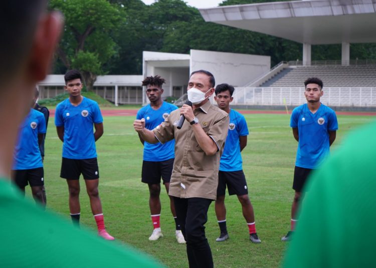 Ketua Umum PSSI, Mochammad Iriawan, saat memberikan arahan kepada pemain Timnas Indonesia U-19, beberapa waktu lalu. (fornews.co/pssi.org)
