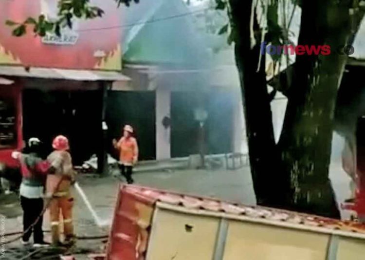 PETUGAS pemadama kebakaran (Damkar) berhasil memadamkan api di kawasan ruko Babarsari, Depok, Sleman, DIY, sekira pukul 12.40 WIB. (foro fornews.co)