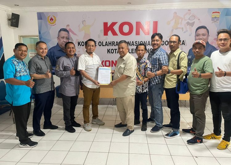Ketua Umum KONI Palembang Anton Nurdin bersama pengurus FASI Palembang, usai audensi di Kantor KONI Palembang, Jumat (22/7/2022). (fornews.co/ist)