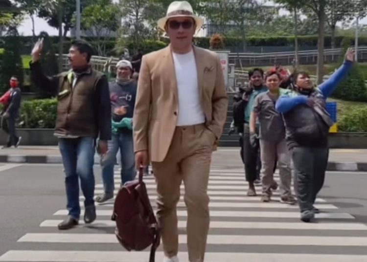 Gubernur Jawa Barat, Ridwan Kamil saat ikut beraksi di Jalan Jenderal Sudirman yang menjadi lokasi  Citayam Fashion Week, beberapa waktu lalu. (fornews.co/tangkap layar)
