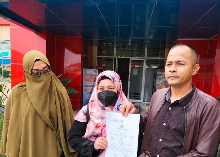 NY didampingi kuasa hukumnya menunjukkan bukti laporan ke Polda Sumsel, Sabtu (30/7/2022). (fornews.co/ist)