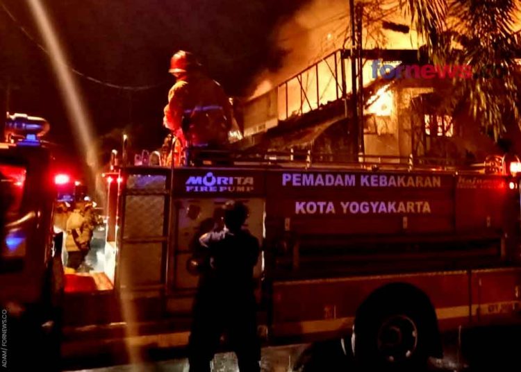 LIMA truk pemadam kebakaran dikerahkan untuk memadamkan kobaran api yang membakar ruko kelontong di Jalan Tukangan tak jauh dari kawasan Malioboro, Ahad (17/7/2022) dinihari. (foto fornews.co/adam)
