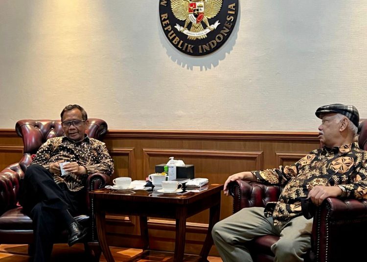 Menko Polhukam, Prof Mahfud MD dan Ketua Dewan Pers Prof Azra, saat berdiskusi tentang RKUHP di Kantor Kemenkopolhukam, Jakarta, Kamis (28/7/2022). (fornews.co/ist)