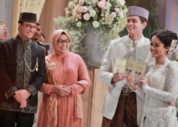 Gubernur DKI Jakarta, Anies Baswedan dan istri, saat melihat kebahagiaan Mutiara Annisa dan Ali Saleh pada resepsi pernikahan mereka di aula Candi Bentar, Putri Duyung Resort Ancol, Pademangan, Jakarta Utara, Jumat (29/7/2022). (fornews.co/tangkap layar) 