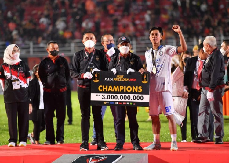 Menpora Zainudin Amali dan Ketum PSSI Mochammad Iriawan, saat memberikan hadiah kepada Arema FC yang berhasil menjadi juara Piala Presiden 2022, di Stadion Segiri, Samarinda, Minggu (17/7/2022) malam. (fornews.co/pssi.org)  