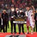 Menpora Zainudin Amali dan Ketum PSSI Mochammad Iriawan, saat memberikan hadiah kepada Arema FC yang berhasil menjadi juara Piala Presiden 2022, di Stadion Segiri, Samarinda, Minggu (17/7/2022) malam. (fornews.co/pssi.org)  