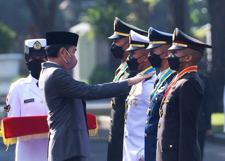 Presiden Jokowi saat menyematkan pangkat secara simbolis pada Upacara Praspa TNI-Polri Tahun 2022, di Halaman Istana Merdeka, Kamis (14/07/2022). (fornews.co /foto: Humas Setkab)