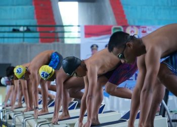 Atlet renang siap-siap mengambil posisi start pada Kejurda Renang Gubernur Cup di Stadium Aquatic JSC, Rabu (13/7/2022). (fornews.co/humas pemprov sumsel)