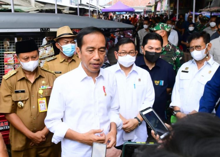 Presiden Jokowi saat memberikan keterangan pers usai menyerahkan bantuan sosial di Pasar Sukamandi, Kabupaten Subang, Provinsi Jawa Barat, Selasa (12/07/2022). (fornews.co/BPMI Setpres/Muchlis Jr)