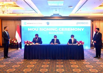 Presiden Jokowi menyaksikan penandatanganan nota kesepahaman antara Kementerian Investasi/BKPM dengan PT Krakatau Steel dan POSCO Holdings, di Seoul, Korea Selatan, Kamis (28/07/2022). (fornews.co/Foto: BPMI Setpres)