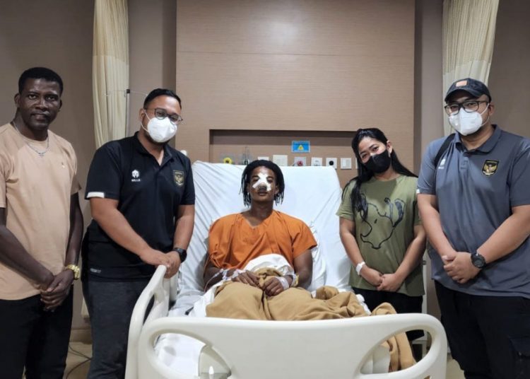 Kondisi Ronaldo Kwateh didampingi Direktur Medis PSSI dr Syarif Alwi, usai menjelani operasi hidung di Rumah Sakit Royal Progres, Jakarta Utara, Rabu (13/7/2022). (fornews.co/pssi.org)